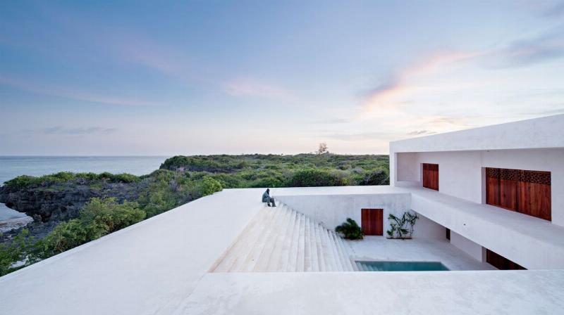 Facades blanches et geometriques d’une maison moderne algerienne